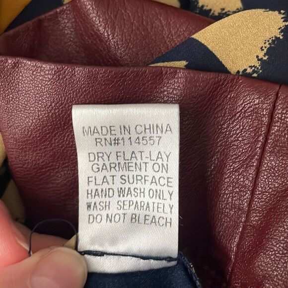 THML Abstract Geometric Printed Faux Leather Trim Blouse L - Picture 8 of 8